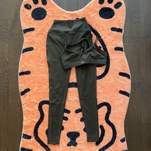Set Active Sportbody olive green set, both XS, never worn (og. $65 and $78)